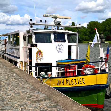 Osobní loď Jan Plezier krátce po připlutí do přístavu Nelahozeves