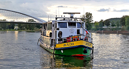 Osobní motorová loď Jan Plezier pod novým Trojským mostem na své výletní trase směřuje do přístavu Holešovice 