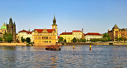 Podjezí Staroměstského jezu neopomineme navštívit při žádné z našich plaveb. Praha je z hladiny řeky tak krásná...