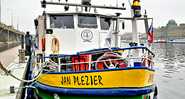 Osobní motorová loď Jan Plezier na svém domovském stání chvilku před vyplutím
